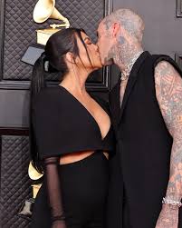 卡戴珊大姐陷窒息婚姻！刚高龄生娃，1米9老公强拉她跑5公里？粉丝：她已被洗脑！