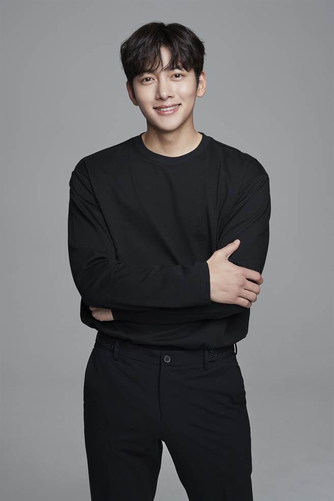 韩国人人想嫁的初恋脸男神又火了！38岁的年龄，18岁的body……