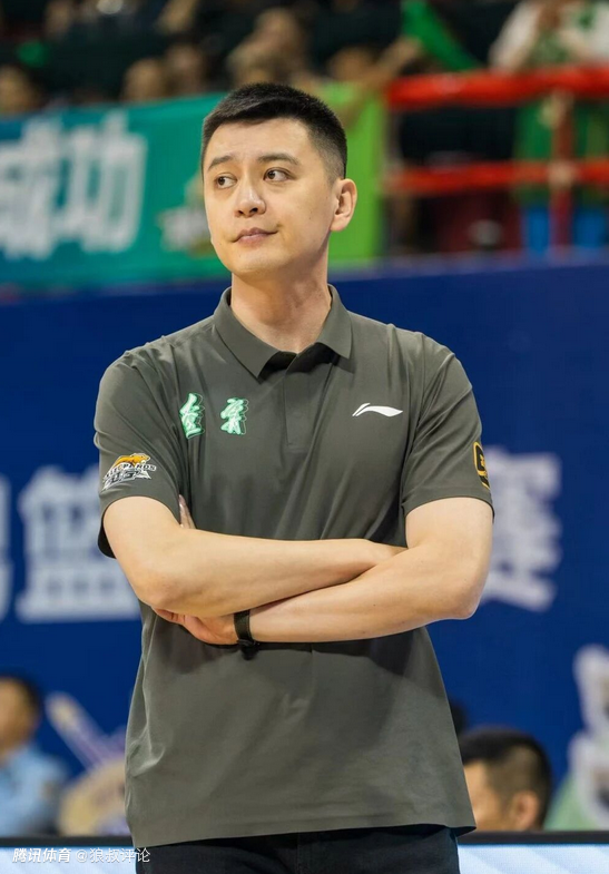 表情严肃！杨鸣回应辽宁遭江苏大逆转：球员没能站出来 大家畏手畏脚