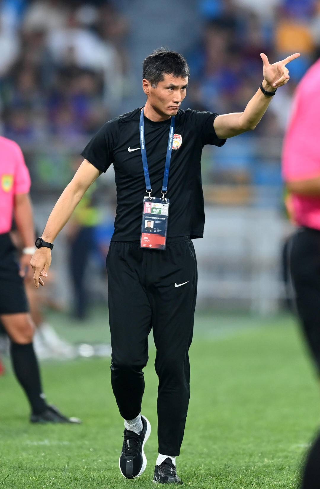邵佳一到足协报到！带走西海岸全体教练组，国足或组织冬训+不踢比赛