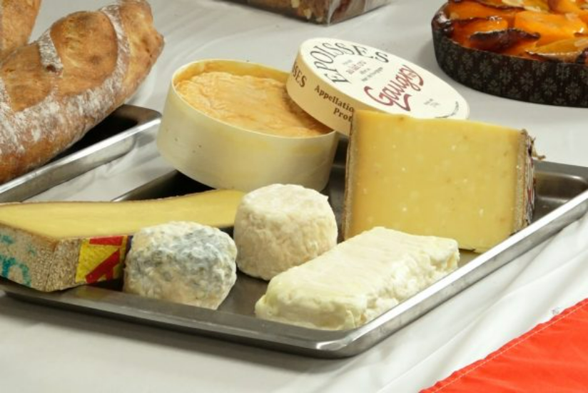 中共对欧乳制品征收高关税 欧盟回应