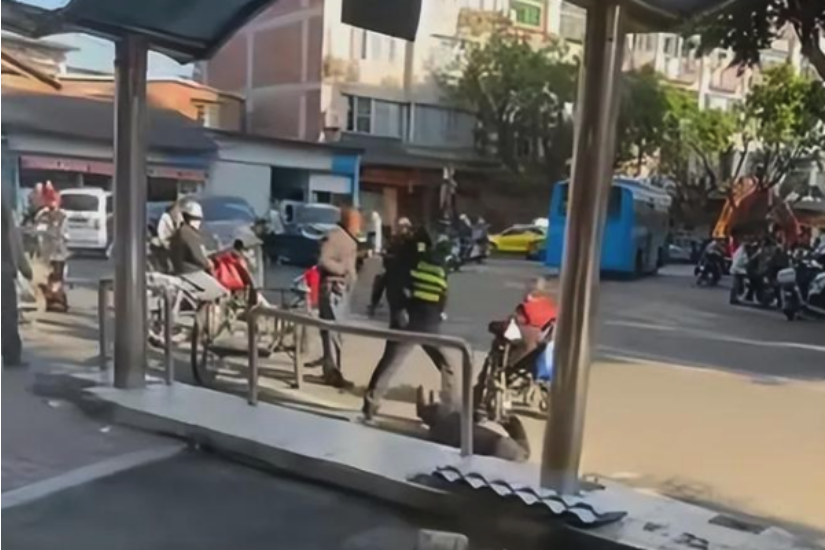福建一老人被城管暴力撞翻在地后离世
