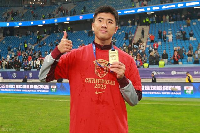 意外！上港功勋国脚无球可踢官宣离队，被迫屈身踢中乙，引发热议