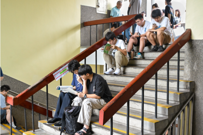 中国多地取消高中期末统考 引发争议