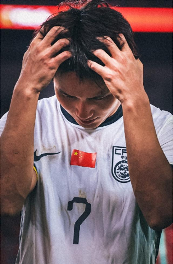 安东尼奥遭炮轰：换人莫名其妙！没对抗没争顶，为啥放弃朱鹏宇