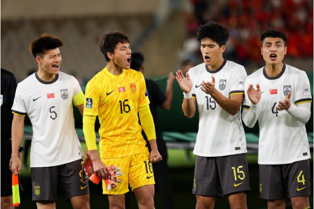 五场0失球VS五场轰12球！中日上演矛盾大战，日本球迷：史上最强中国队