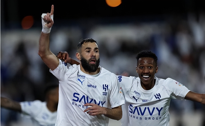 戴帽+独造4球！38岁本泽马完美首秀：率队6-0终结3连平，3分领跑