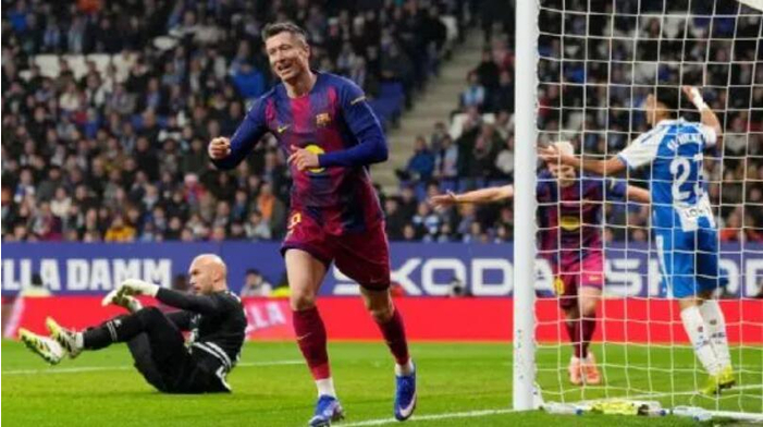 巴萨考虑降薪续约莱万，弗里克希望其留队至2027