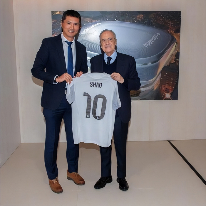 国足主帅的排面！45岁邵佳一造访皇马 与老佛爷合影+获赠10号球衣
